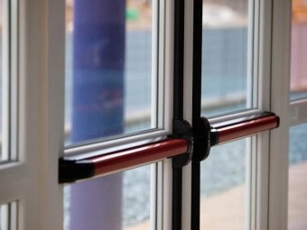 Manere antipanica PUSHBAR usi 2 canate inch. 5 pct. CU maner ext.